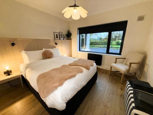 Willow Lodge Cashel- Rock View-Sleeps 8 guests-Spacious- Cosy in Cashel