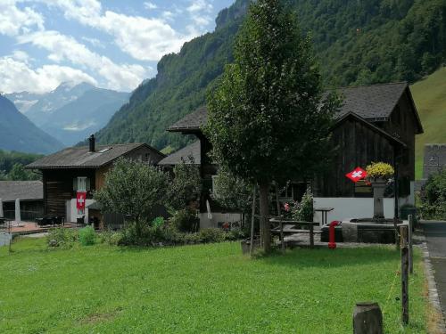Apkārtne, Mattishüüsli - Chalet with a little garden (Mattishuusli - Chalet with a little garden) in Rüti (Glarus)