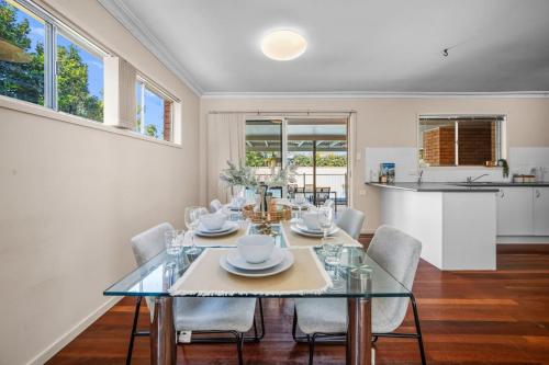 Chic Vibes Oasis Pool And Patio Comfort For Groups - Brisbane