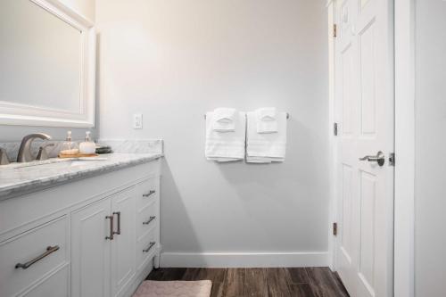 Bathroom, Cozy 1BR Guest House with Mountain View in Simi Valley in Simi Valley (CA)