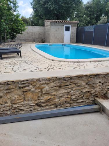 villa 2 chambres avec piscine et plus in Aigaliers