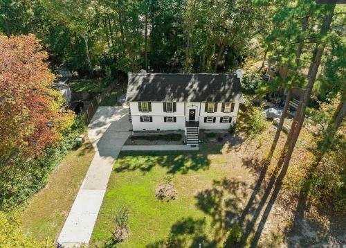 Stylish 4BR Getaway with Game Room, Grills & Cozy Outdoor Fire-Pit – khách sạn tại MacGregor Downs