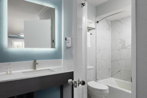 Travelodge by Wyndham Lemoore Near Naval Air Station - image 14