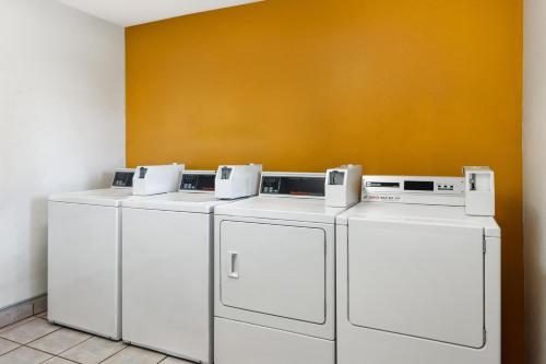 Travelodge by Wyndham Lemoore Near Naval Air Station - image 3