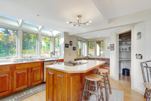 Amazing Estate on 100 Acres with Swimming Pool and 10 BRs in 纽芬 (VT)