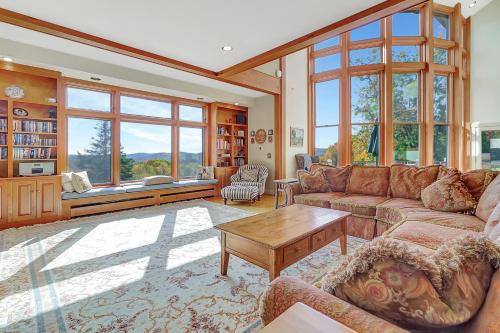 Amazing Estate on 100 Acres with Swimming Pool and 10 BRs in 纽芬 (VT)