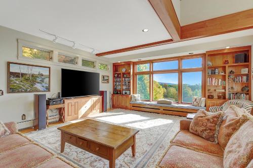 Amazing Estate on 100 Acres with Swimming Pool and 10 BRs in 纽芬 (VT)