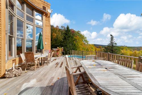 Amazing Estate on 100 Acres with Swimming Pool and 10 BRs in 纽芬 (VT)