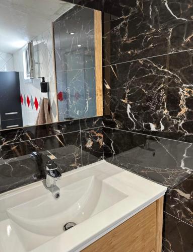 Appartement calme à 20 min de paris et 7’ d Orly (Appartement calme a 20 min de paris et 7’ d Orly) in ซาวีญี ซูร์ ออร์จ