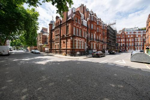 The Egerton Edition - 3 BR Penthouse Near Harrods in Kensington and Chelsea