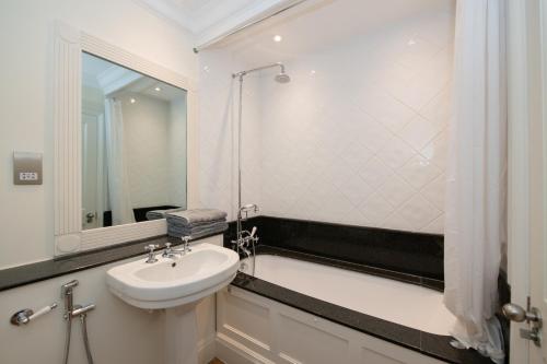 The Egerton Edition - 3 BR Penthouse Near Harrods in Kensington and Chelsea