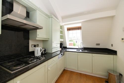 The Egerton Edition - 3 BR Penthouse Near Harrods in Kensington and Chelsea