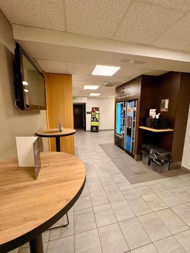 大厅, B&B HOTEL PERPIGNAN Nord Aéroport (B&B HOTEL PERPIGNAN Nord Aeroport) in 佩皮尼昂