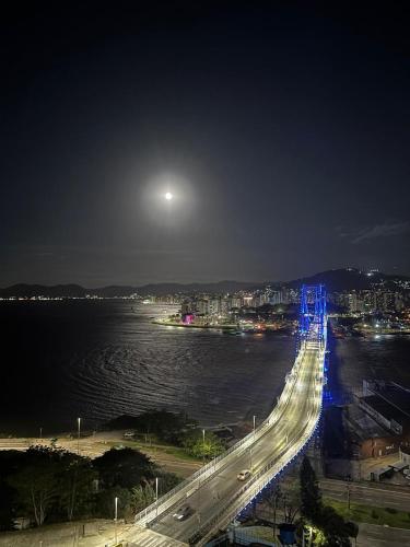 Vista única da ponte Hercílio Luz em Florianópolis (Vista unica da ponte Hercilio Luz em Florianopolis) in Florianopolis