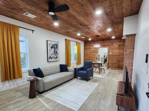 Carmie's 1920 bungalow on Main St in Denison (TX)