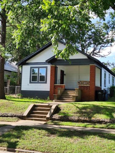 Carmie's 1920 bungalow on Main St in Denison (TX)