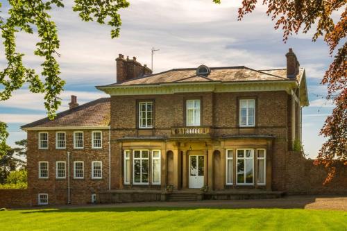 Historic Hall Wing nr York & Leeds free Hot tub in Wighill