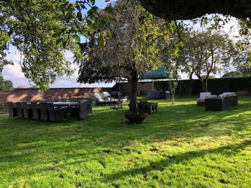 Historic Hall Wing nr York & Leeds free Hot tub in Wighill