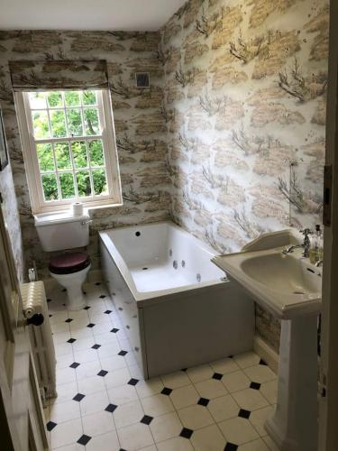 Historic Hall Wing nr York & Leeds free Hot tub in Wighill