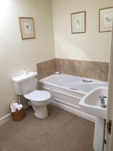 Historic Hall Wing nr York & Leeds free Hot tub in Wighill