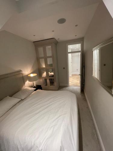 Pont Street Apartment by CMG in Kensington and Chelsea