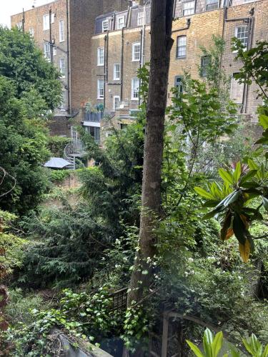 Newly refurbished - Awesome 3 bedroom Notting Hill very central with a balcony - image 7