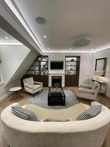 Pont Street Apartment by CMG in Kensington and Chelsea