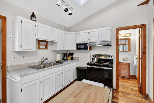 River Access Cabin with Hot Tub, Fire Pit, & WiFi! in Morton Grove, USA