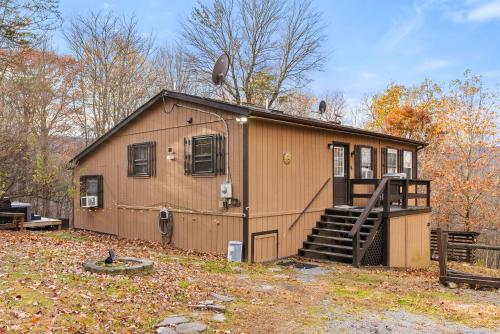 River Access Cabin with Hot Tub, Fire Pit, & WiFi! in Morton Grove, USA