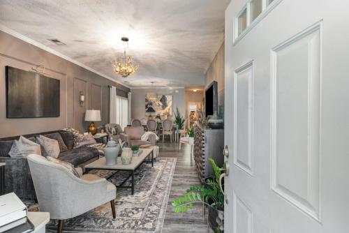 Stylish 2BR Townhome w Garage & Patio Perfect for Stays or Assignments - image 8
