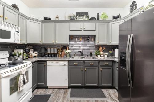 Stylish 2BR Townhome w Garage & Patio Perfect for Stays or Assignments - main image