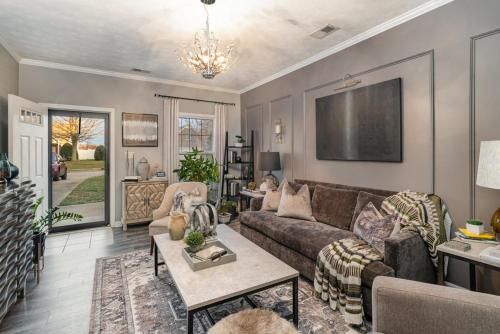 Stylish 2BR Townhome w Garage & Patio Perfect for Stays or Assignments - image 10