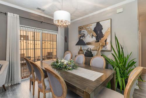 Stylish 2BR Townhome w Garage & Patio Perfect for Stays or Assignments - image 5