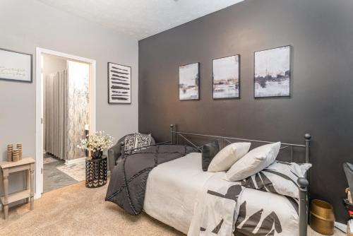 Stylish 2BR Townhome w Garage & Patio Perfect for Stays or Assignments - image 12