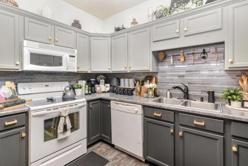 Stylish 2BR Townhome w Garage & Patio Perfect for Stays or Assignments - image 4