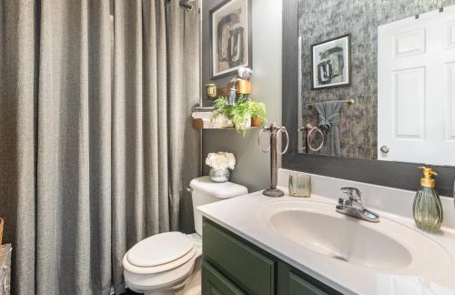 Stylish 2BR Townhome w Garage & Patio Perfect for Stays or Assignments - image 6