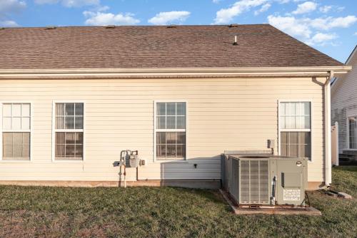 Stylish 2BR Townhome w Garage & Patio Perfect for Stays or Assignments - image 13