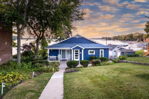 The Blue Sapphire on Mineola Bay 3BR 3BA Luxury Lakefront Home on Mineola Bay Stunning Views on Chai in Johnsburg (IL)