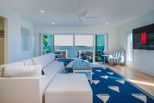 The Blue Sapphire on Mineola Bay 3BR 3BA Luxury Lakefront Home on Mineola Bay Stunning Views on Chai in Johnsburg (IL)