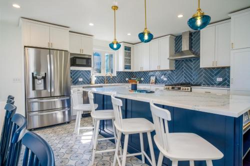 The Blue Sapphire on Mineola Bay 3BR 3BA Luxury Lakefront Home on Mineola Bay Stunning Views on Chai in Johnsburg (IL)