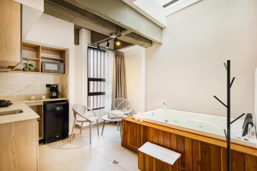 Pezsgőfürdő, Hotel Attic 33 in Laureles