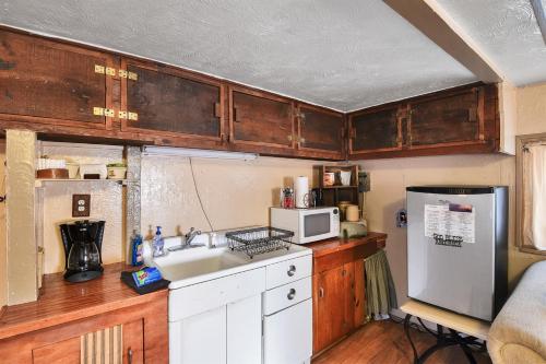 Facilities, Rustic Adventure w Historic Log Cabin Forest Views 20 minutes from Flagstaff Now with Wi-Fi in Parks