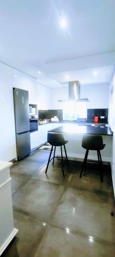 Instalaciones, Casa com jardim privado e estacionamento no interior in Amares