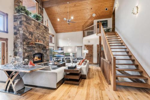 Stunning 6BR Lodge w Beautiful Mt Quandary Views in Blue River, USA