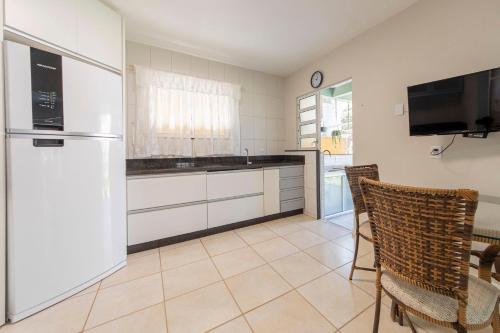廚房, Casa com Jardim e Acesso à Praia BB3475 (Casa com Jardim e Acesso a Praia BB3475) in 莫霍達斯佩德拉斯