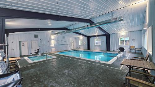 泳池, Riverfront Motel & Cabins in 湯普森瀑布