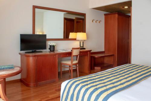 1 queen bed, 2 twin beds