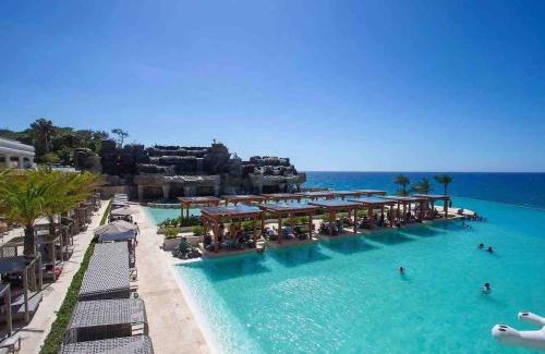 8 BR Grand Villa in Oceanfront Comm Sosua Ocean Vill in Playa Chiquita