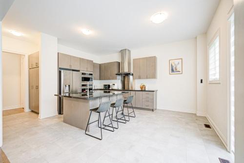 Very Modern New Luxury House in RichmondHill in 里士滿希爾