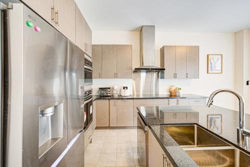 Very Modern New Luxury House in RichmondHill in 里士滿希爾